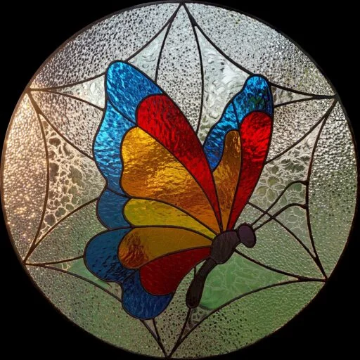 spalvotas vitrazas drugelis lietuviskame ornamente