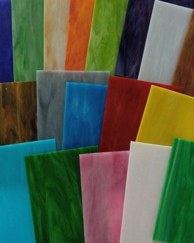 aplvotas stiklas įvairių spalvų